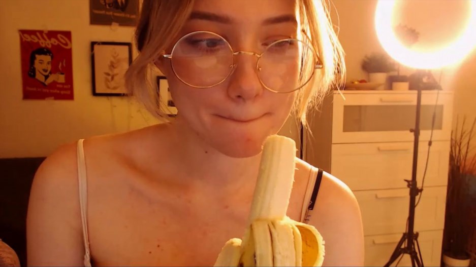 Babyheavanian - Retro Girl Eating Banana -Handpicked Jerk-Off Instruction